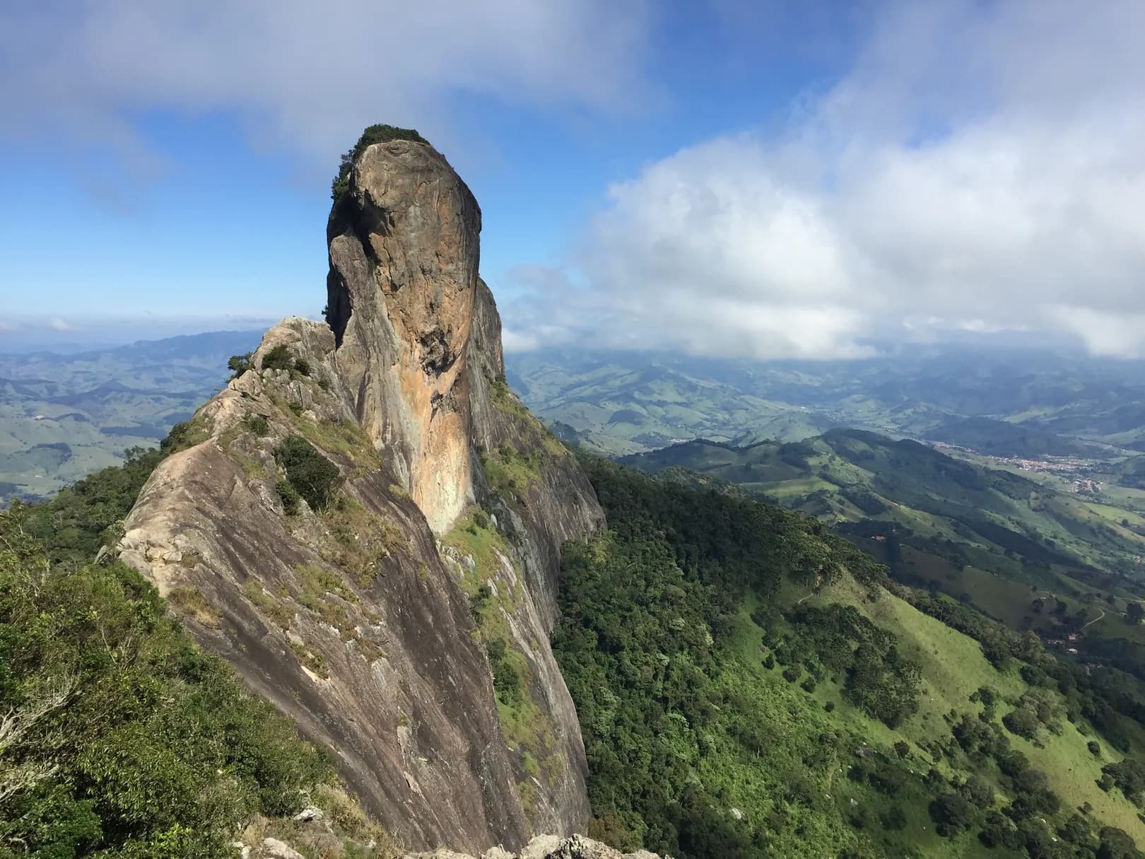 Pedra do Baú vista do alto do Bauzinho, com o vale e o casario ao fundo
