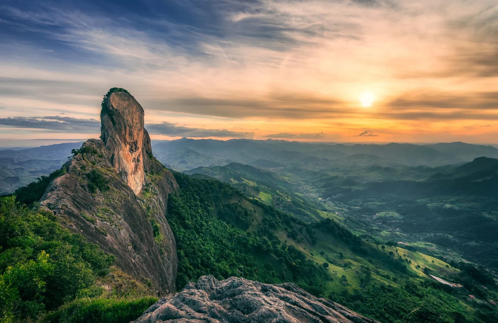 Pedra do Baú ao pôr do sol vista da crista do Bauzinho, com o vale iluminado embaixo