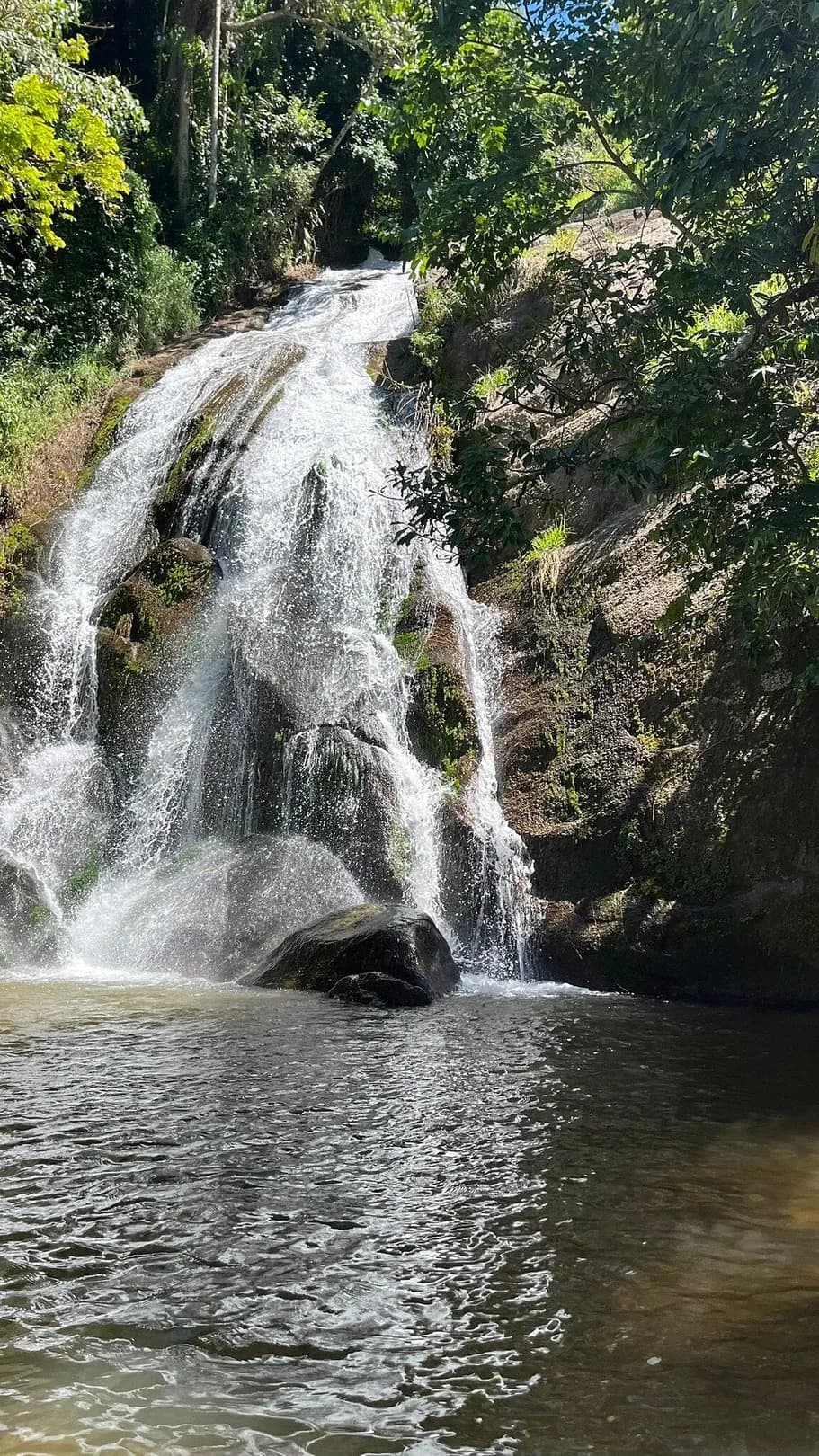 Água escorregando pela laje inclinada da Cachoeira do Tobogã até o poço raso da base