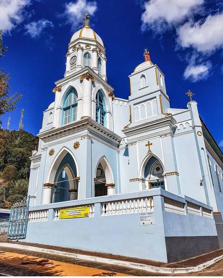 Fachada azul e branca da Igreja Matriz de São Bento, com a torre do relógio e os arcos góticos